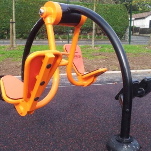 Outdoor fitness toestel Leg-press 15 Buiten fitness apparaten van SKWshop, voldoen aan de allerhoogste veiligheidsnormen.